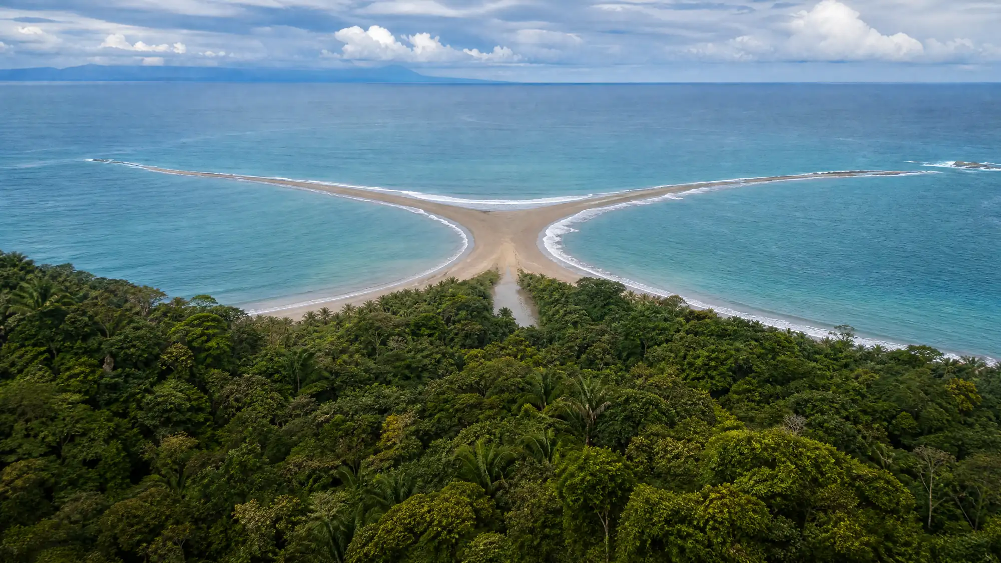 Visita la primera reserva marina de Costa Rica para caminar por la singular barra de arena y avistar ballenas jorobadas en migración.